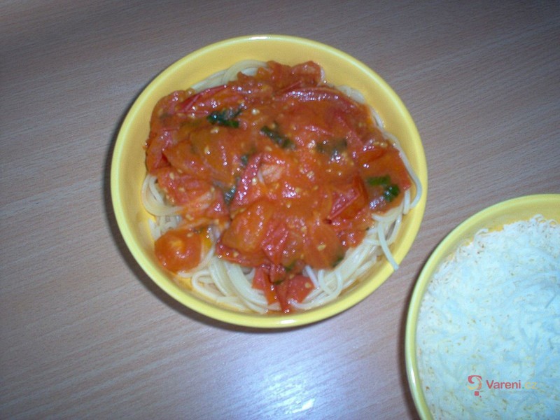Špagety s rajčaty a bazalkou