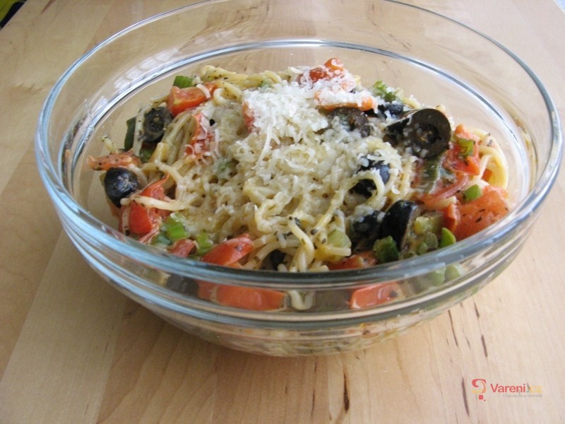 Špagety s rajčaty, olivami a jarní cibulkou