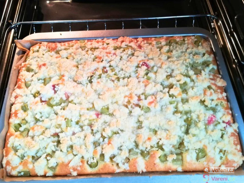 Rychlý rebarborový koláč s drobenkou