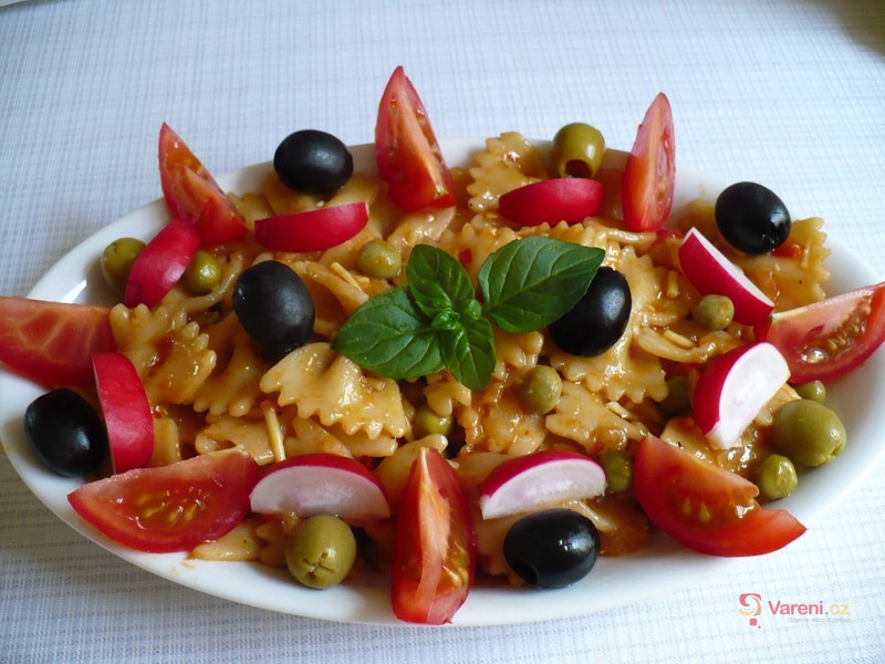 Pestrý těstovinový salát se zeleninou - fotografie 2