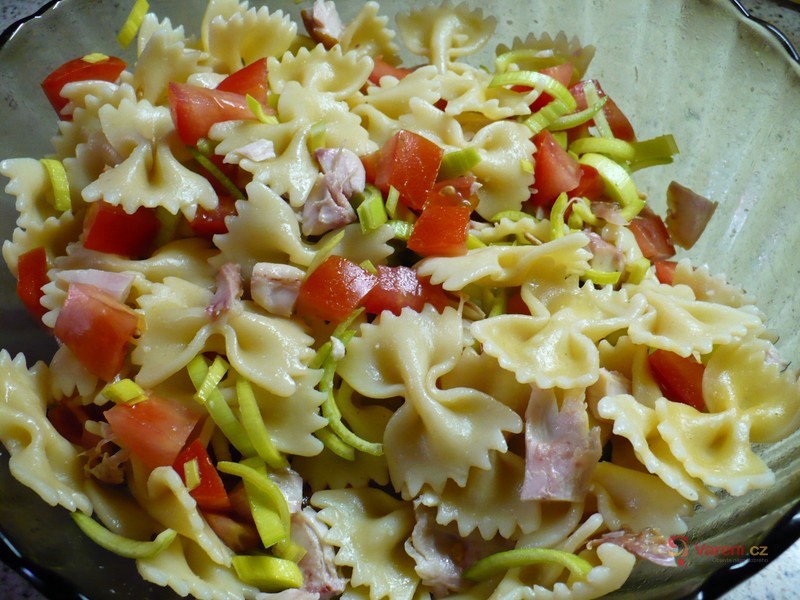 Těstovinový salát s uzeným kuřecím masem a zeleninou - fotografie 5