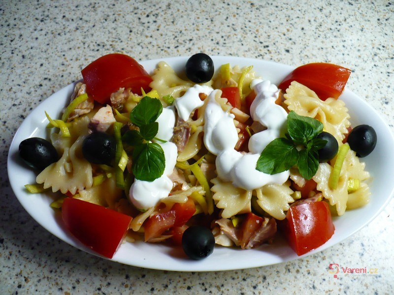 Těstovinový salát s uzeným kuřecím masem a zeleninou - fotografie 4