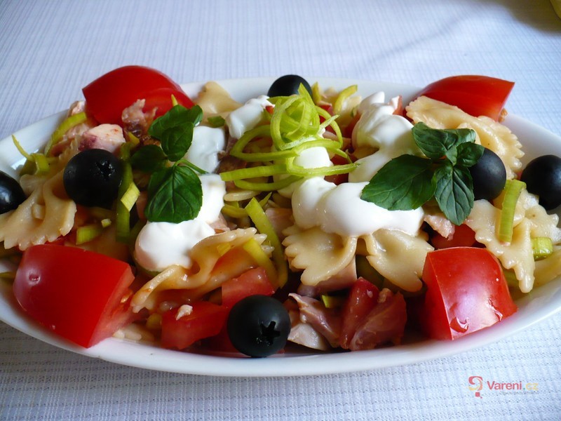 Těstovinový salát s uzeným kuřecím masem a zeleninou - fotografie 3