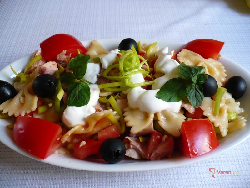 Těstovinový salát s uzeným kuřecím masem a zeleninou - fotografie 2