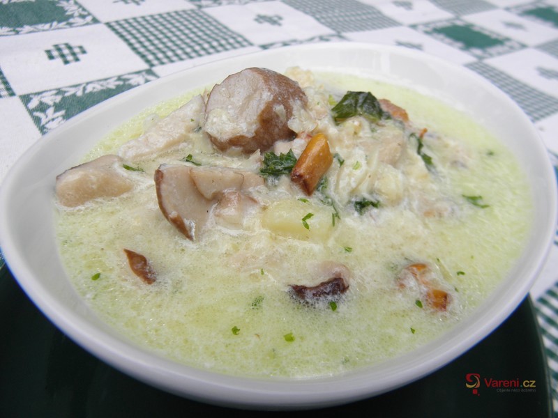 Jemná chalupářská polévka z ryb a hub