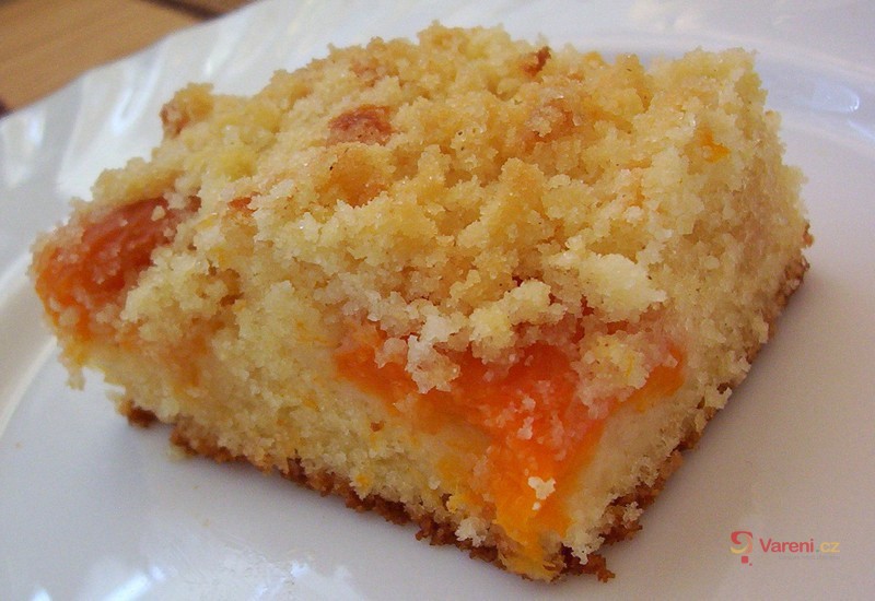 Jemný meruňkový koláč s drobenkou 