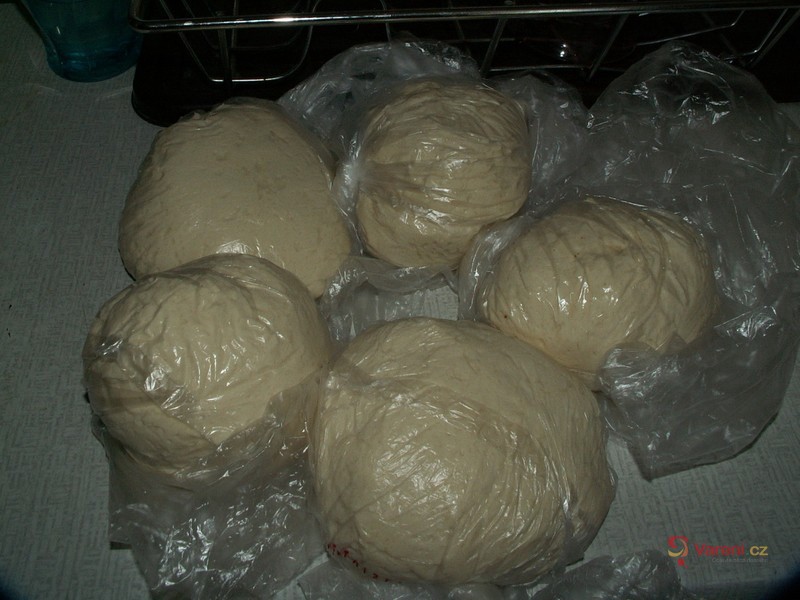 Pizza se šunkou a rajčatovou směsí - fotografie 3