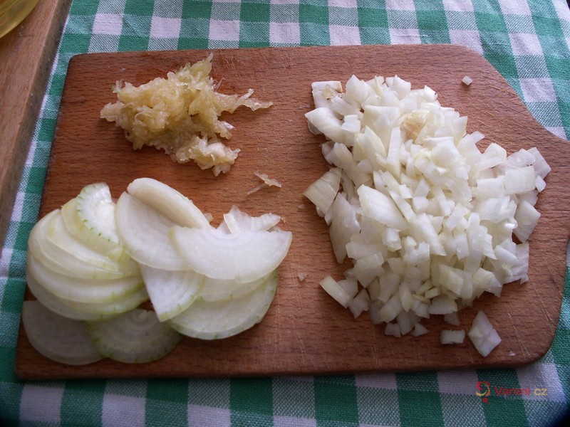 Pizza se šunkou a rajčatovou směsí - fotografie 4