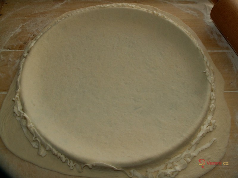 Pizza se šunkou a rajčatovou směsí - fotografie 5