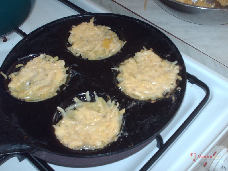 Sladké bramboráčky se švestkami - fotografie 5