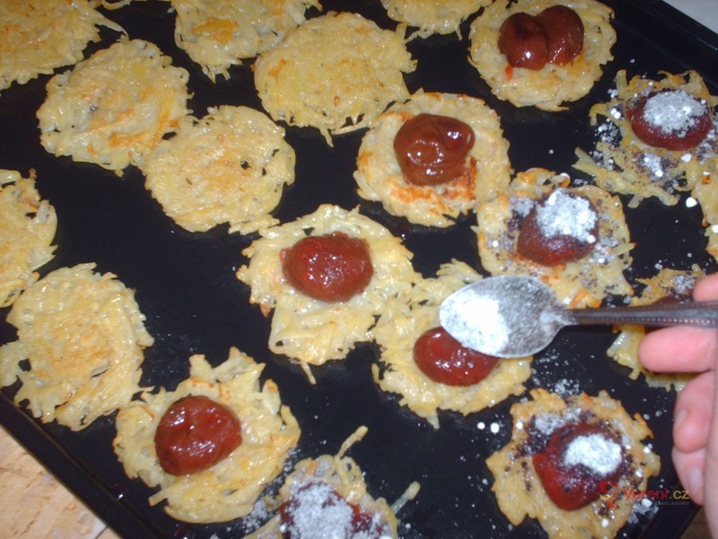 Sladké bramboráčky se švestkami - fotografie 4