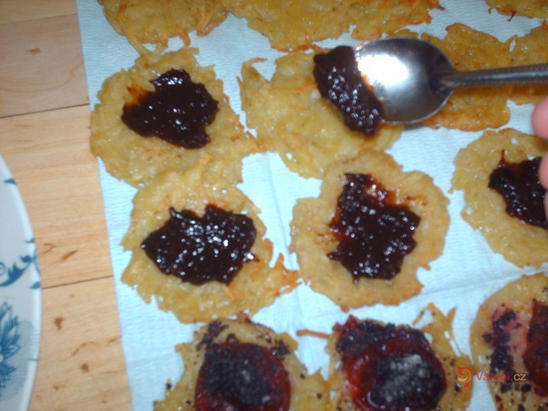 Sladké bramboráčky se švestkami - fotografie 3