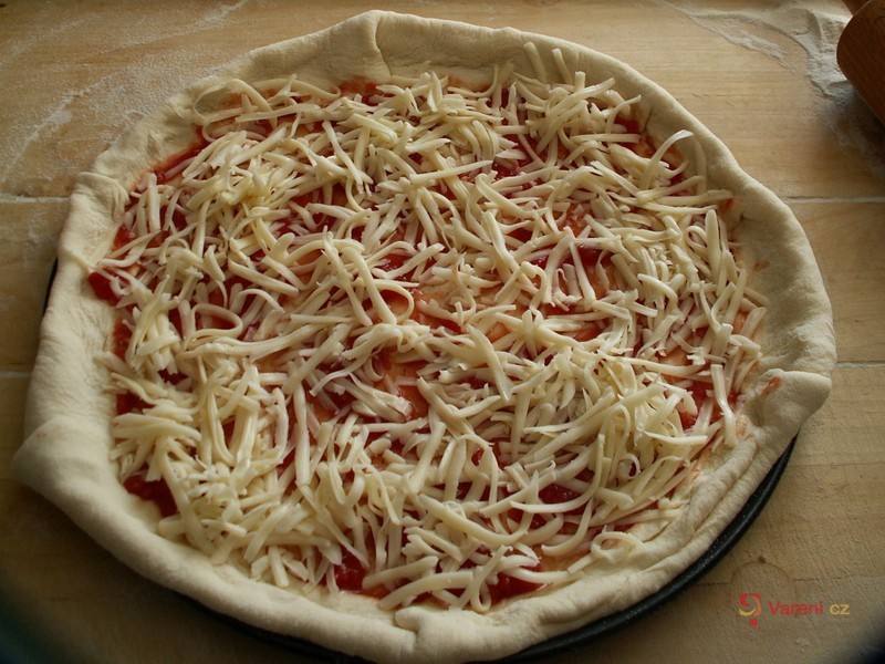 Domácí kynutá pizza - fotografie 3