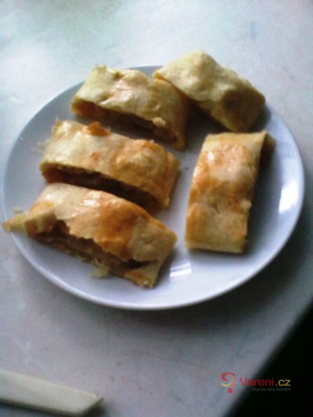 Jablkový závin z jogurtového těsta - fotografie 2