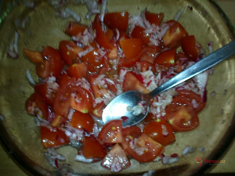Letní rajčatový salát s ředkvičkami