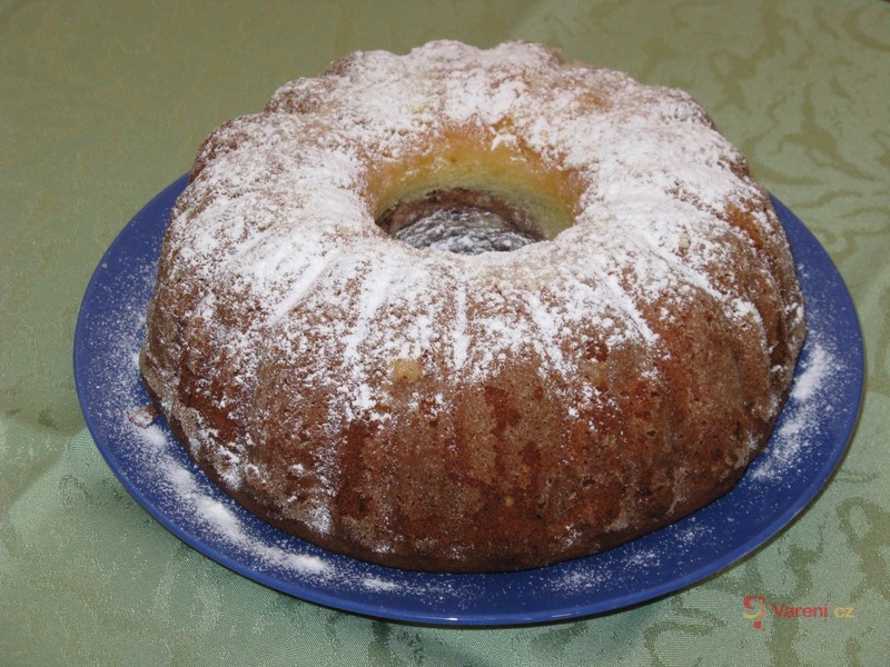 Vláčná oříšková bábovka - fotografie 4