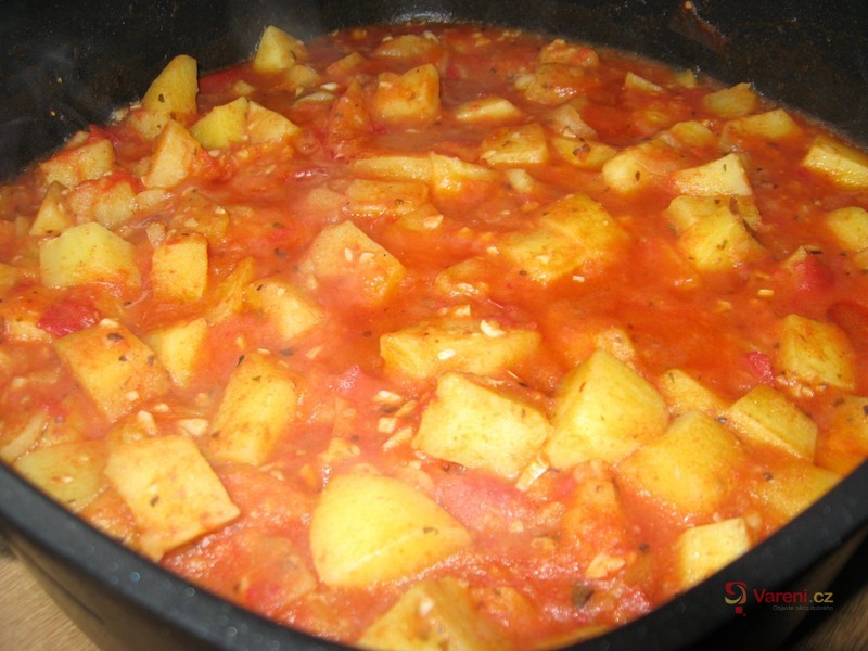 Pikantní brambory v rajčatech - fotografie 3