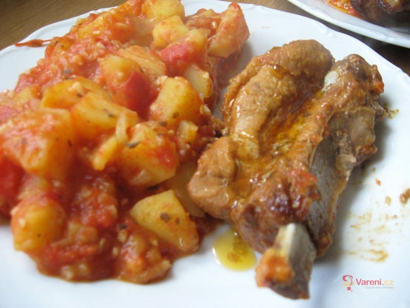 Pikantní brambory v rajčatech - fotografie 2