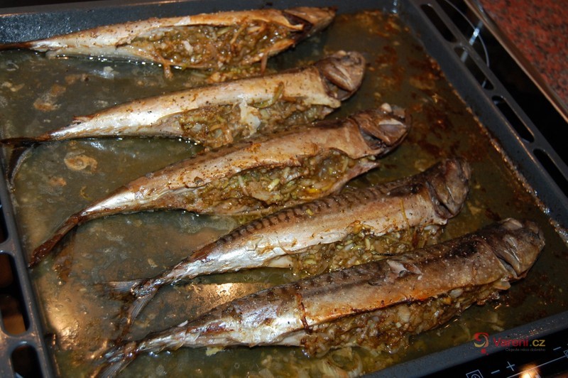 Pečené makrely s pikantní nádivkou