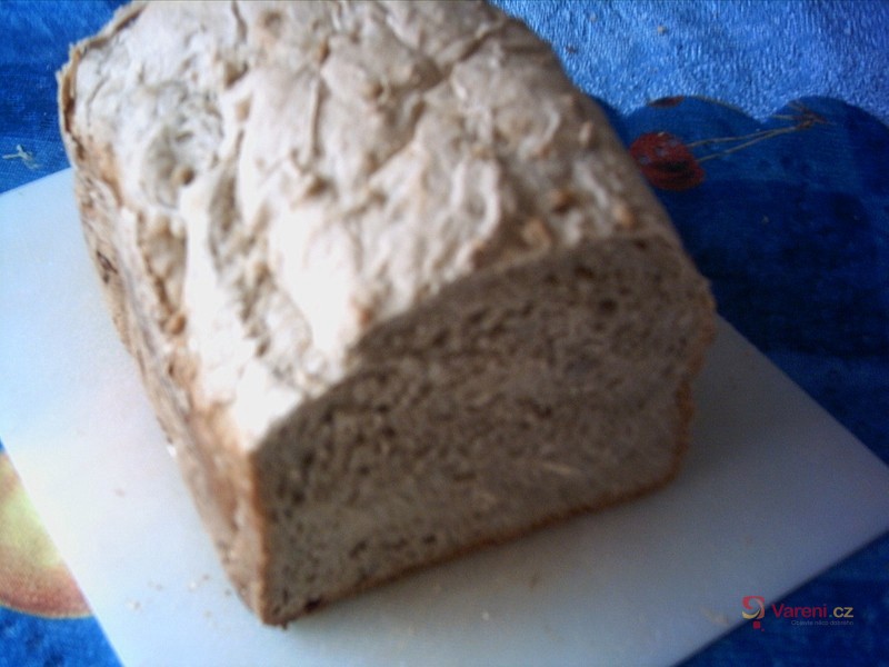 Pivní chléb se salámem - fotografie 2