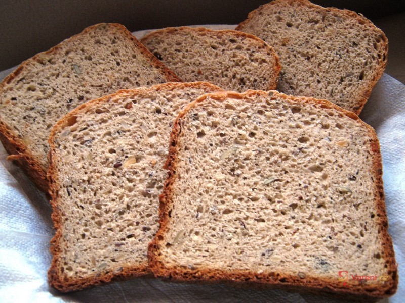 Chléb z domácí pekárny se směsí semínek