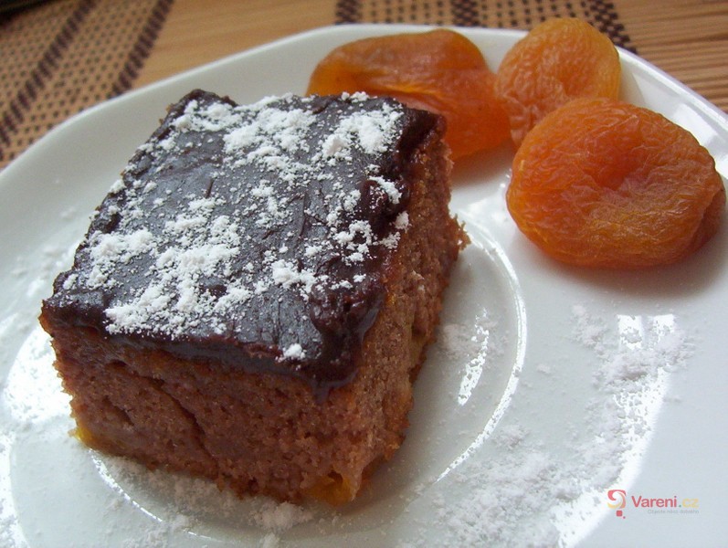 Kakaový koláč s meruňkami