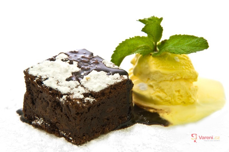 Hot Brownie s čokoládou a vanilkovou zmrzlinou