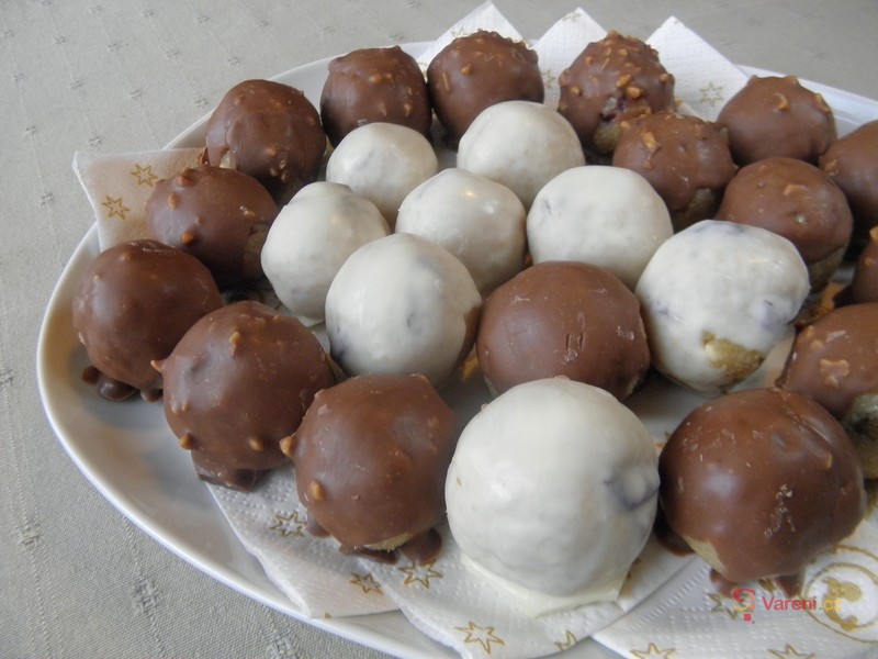 Mandlové kuličky s oříškovou polevou - fotografie 3