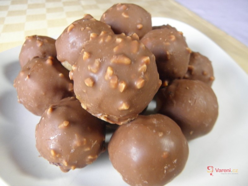 Mandlové kuličky s oříškovou polevou - fotografie 2