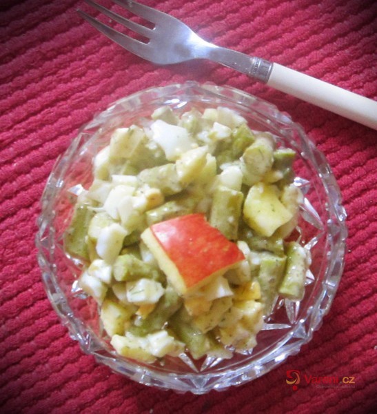 Chřestový salát s jablkem a vejcem