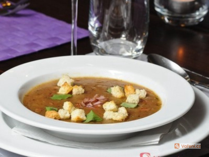 Masopustní cibulačka s uzeným masem a majoránkovými krutony