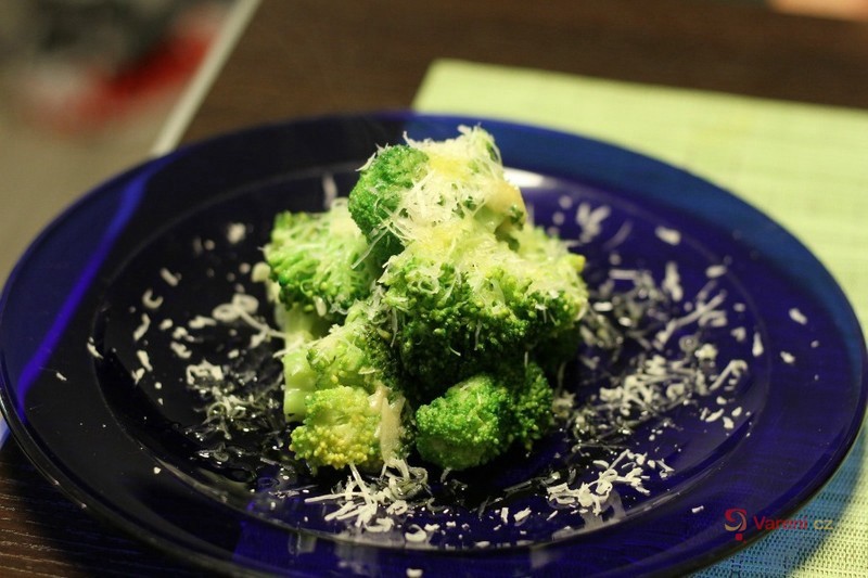 Blanšírovaná brokolice sypaná sýrem