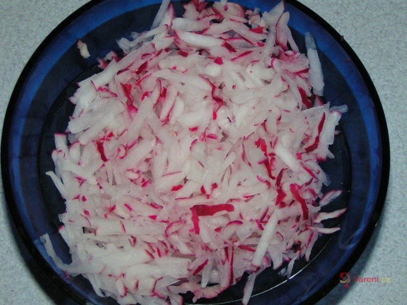 Ředkvičkový salát se sýrem - fotografie 2