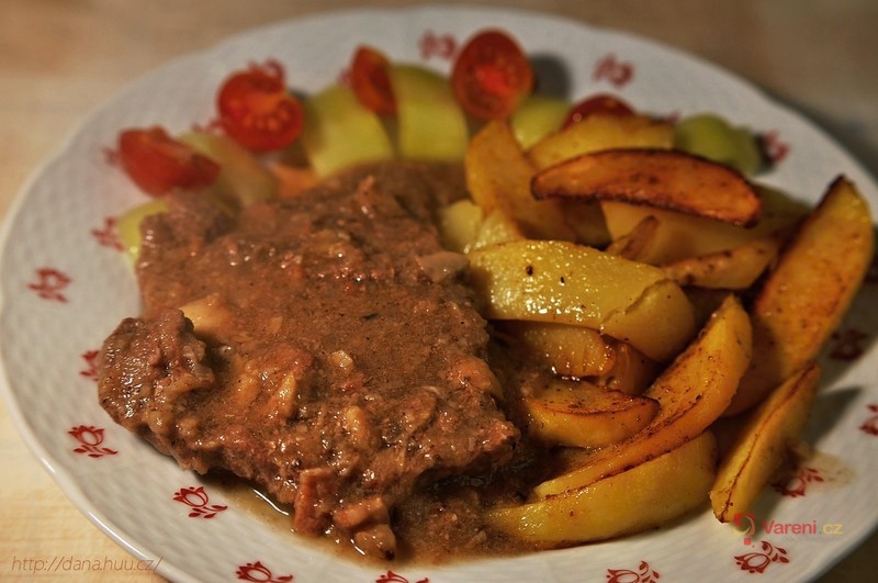 Hovězí plátky na celeru s houbami - fotografie 2