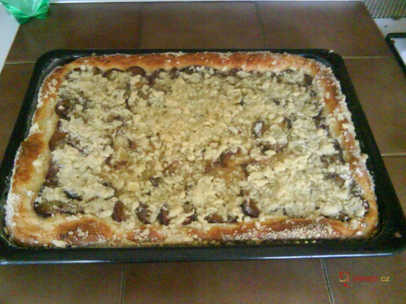 Švestkový kynutý koláč s mákem - fotografie 3