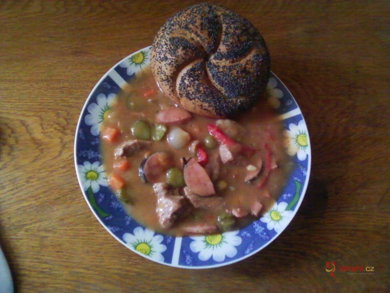 Dřevorubecký guláš se zeleninou - fotografie 2