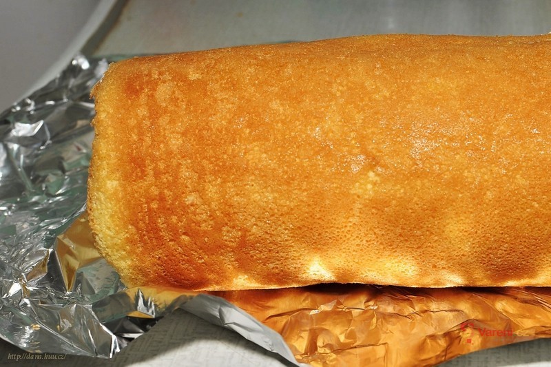 Piškotová roláda s máslovým krémem - fotografie 4