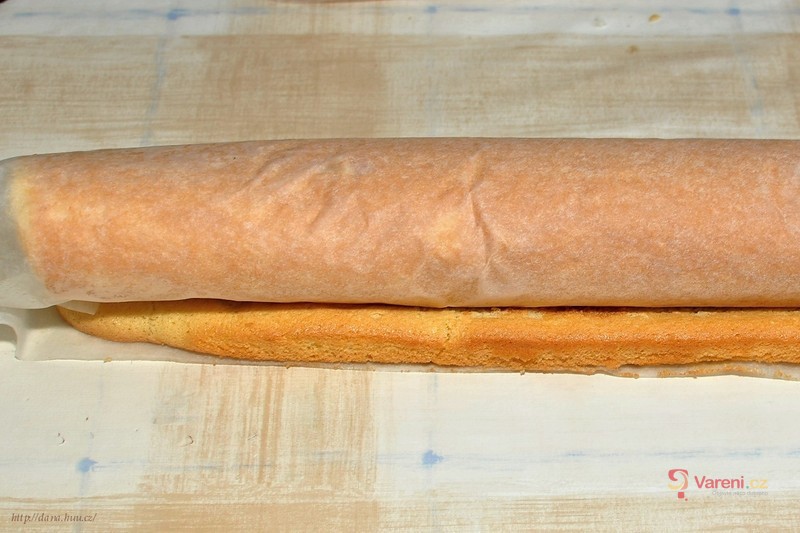 Piškotová roláda s máslovým krémem - fotografie 3