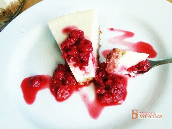 Cheesecake s jahodovým přelivem