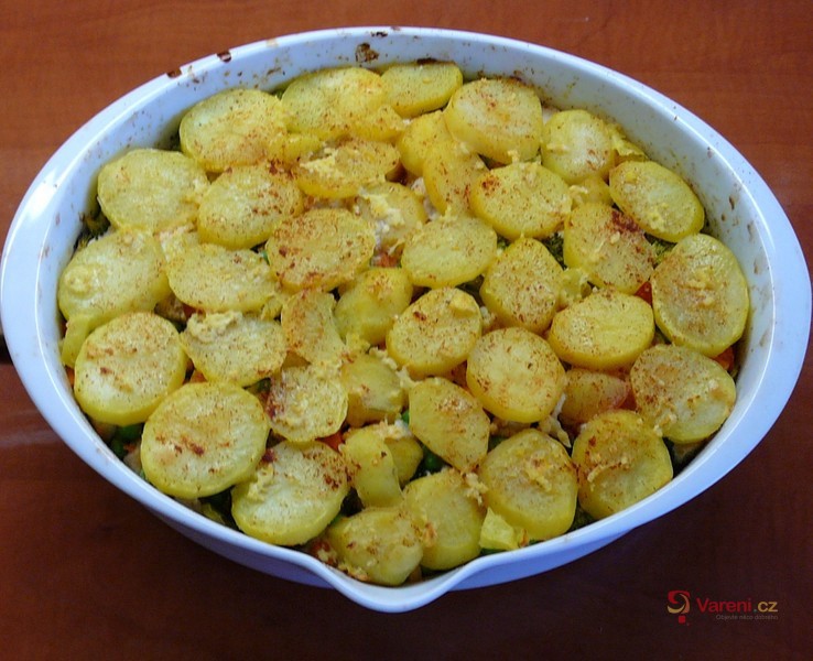 Zapečené brambory s kuřecím masem, brokolicí a zeleninou