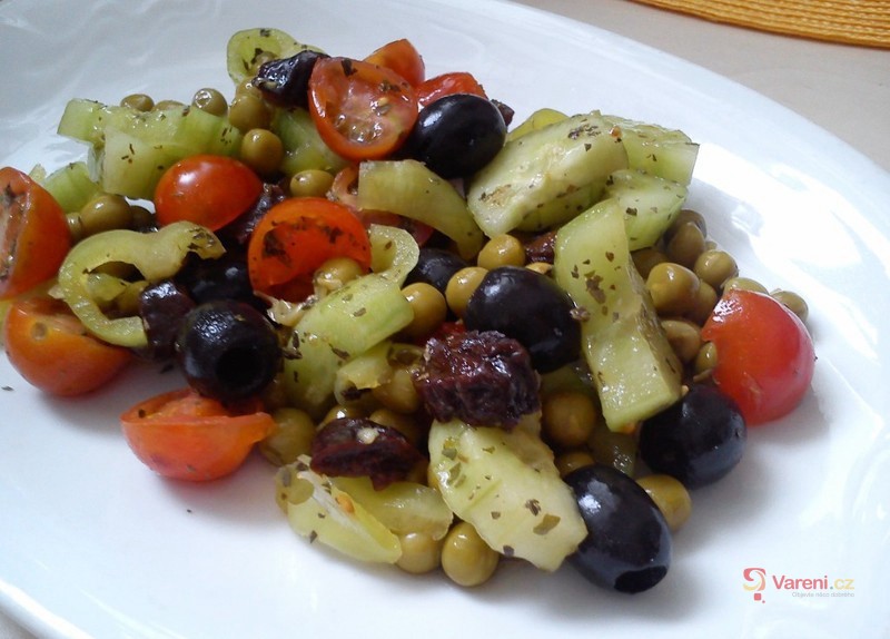 Zeleninový salát s medem a sušenými švestkami