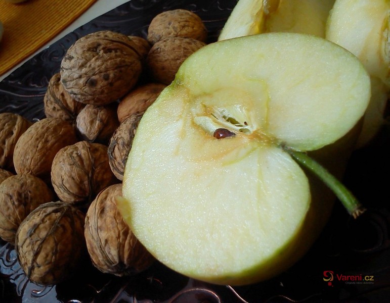 Pečená jablka s medem a ořechy
