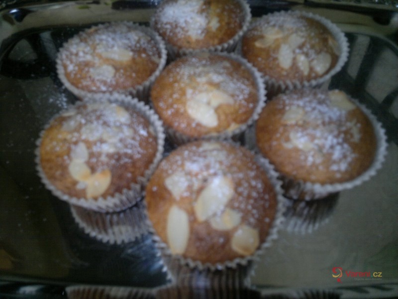 Mandlové muffiny se zakysanou smetanou - fotografie 2