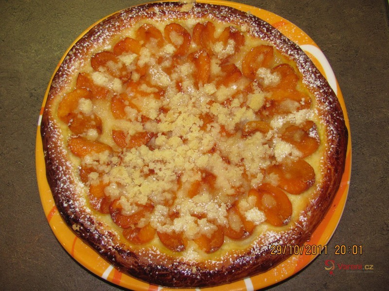 Kynutý koláč s třešněmi - fotografie 3