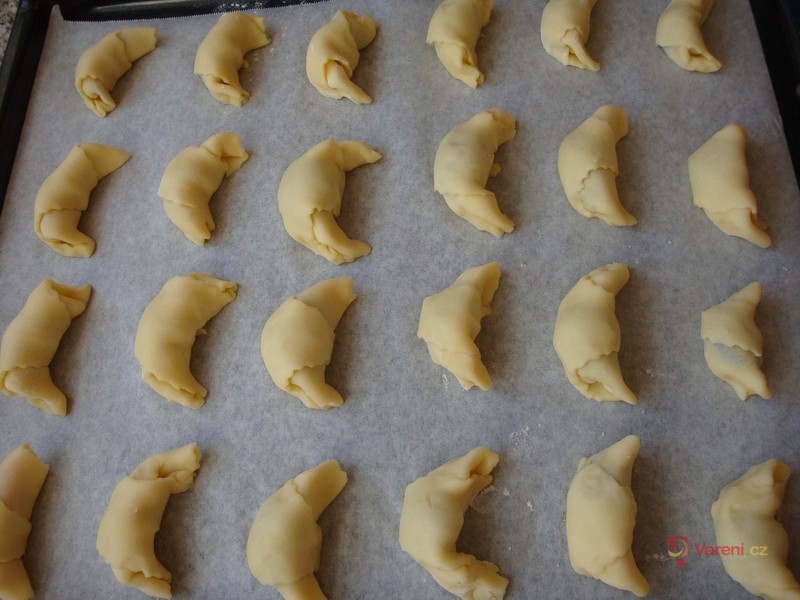 Křehké šlehačkové rohlíčky - fotografie 3