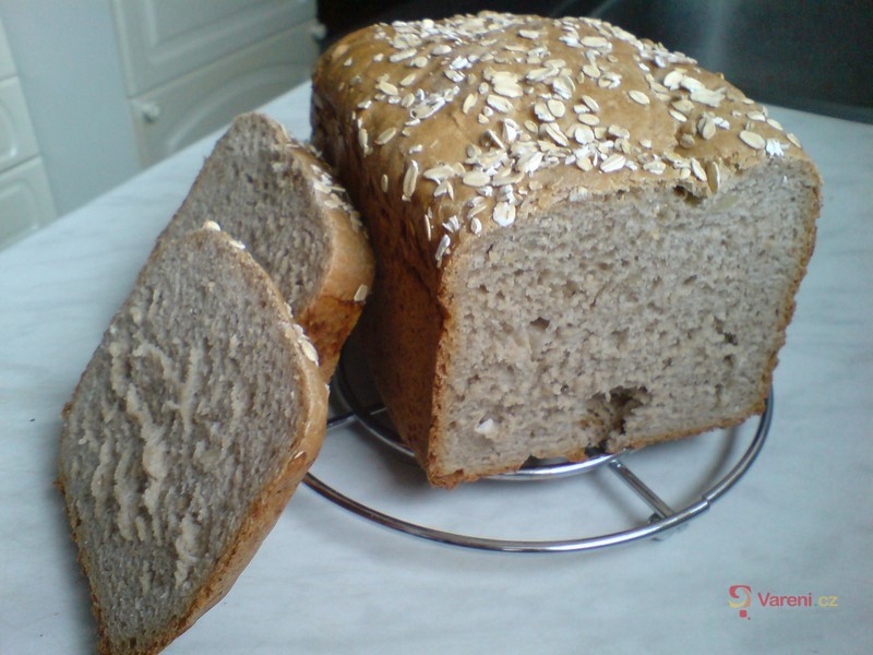 Křupavý chléb z domácí pekárny - fotografie 2