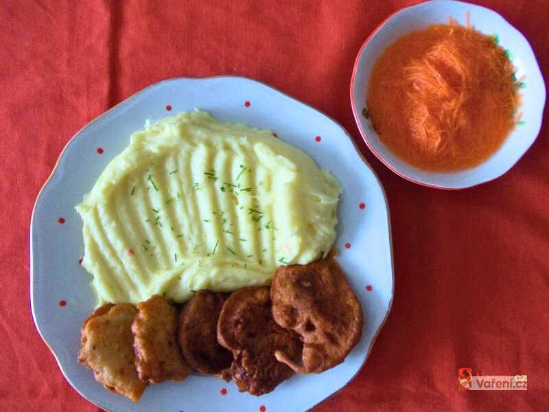 Kuřecí rarášci s bramborovou kaší a mrkvový salátek