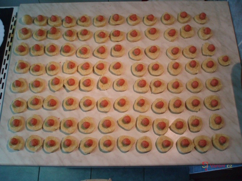 Bramborové knedlíky s uzeninou a červeným zelím - fotografie 2