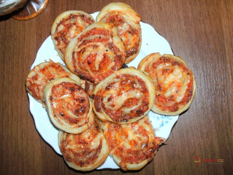 Pizza šneci se salámem - fotografie 2