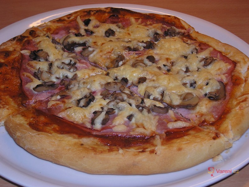 Šunkovo-žampionová pizza